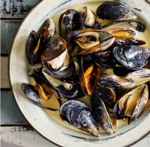 Creamy Mussels in White Wine Sauce